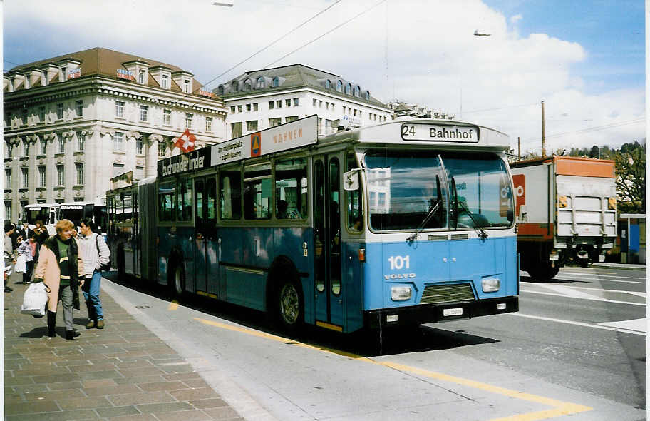 (022'506) - VBL Luzern - Nr. 101/LU 15'006 - Volvo/Hess am 16. April 1998 in Luzern, Schwanenplatz