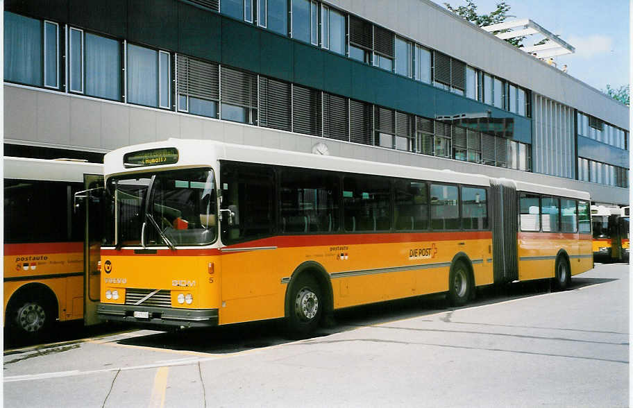 (023'122) - Steiner, Ortschwaben - Nr. 5/BE 175'180 - Volvo/R&J am 3. Juni 1998 in Bern, Postautostation