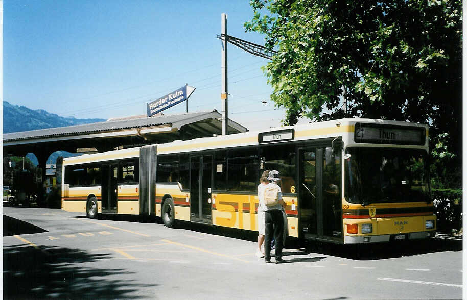 (023'607) - STI Thun - Nr. 69/BE 456'869 - MAN am 21. Juni 1998 beim Bahnhof Interlaken West