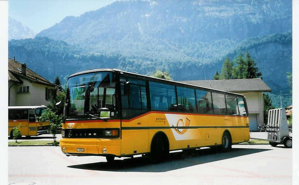 (023'822) - PTT-Regie - P 25'052 - Setra am 6. Juli 1998 in Meiringen, Garage