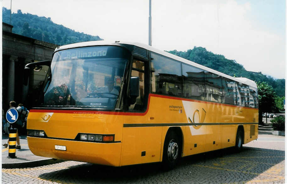 (024'128) - Mutti, San Bernardino - GR 400 - Neoplan am 13. Juli 1998 beim Bahnhof Bellinzona