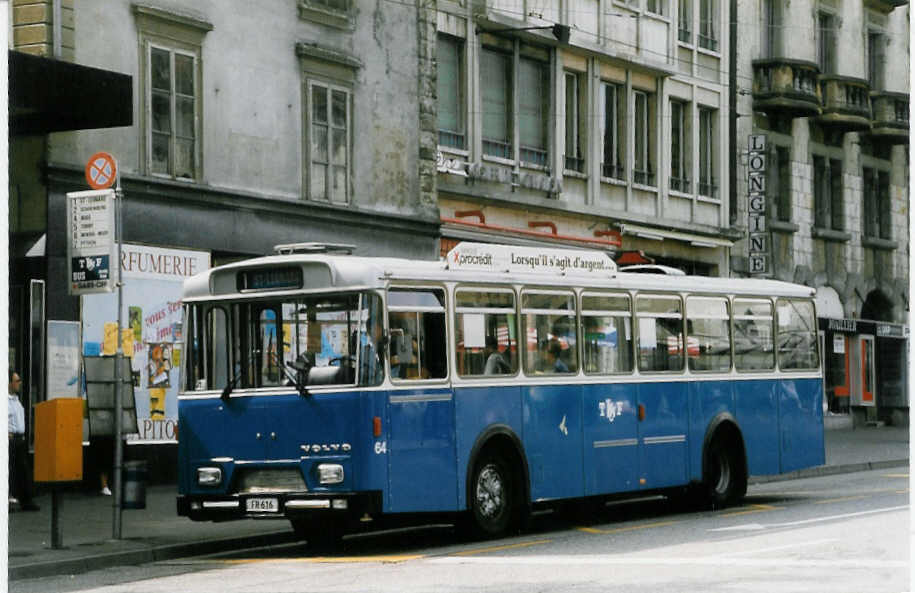 (025'233) - TF Fribourg - Nr. 64/FR 616 - Volvo/Hess am 15. August 1998 beim Bahnhof Fribourg