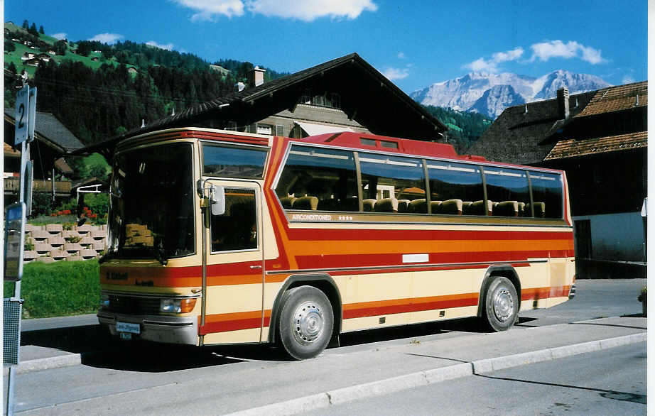 (025'906) - Gobeli, Lenk - BE 75'372 - Drgmller am 30. August 1998 beim Bahnhof Lenk