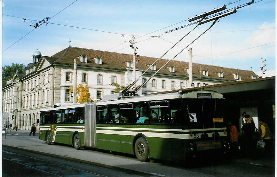 (027'215) - SVB Bern - Nr. 53 - FBW/R&J Gelenktrolleybus am 10. Oktober 1998 beim Bahnhof Bern