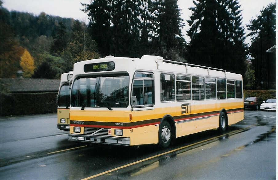 (027'804) - STI Thun - Nr. 35/BE 443'835 - Volvo/R&J (ex SAT Thun Nr. 35) am 4. November 1998 bei der Schifflndte Thun