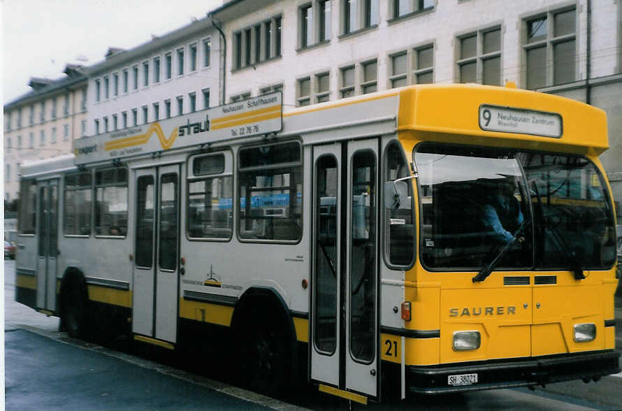 (027'917) - VBSH Schaffhausen - Nr. 21/SH 38'021 - Saurer/Hess am 16. November 1998 beim Bahnhof Schaffhausen