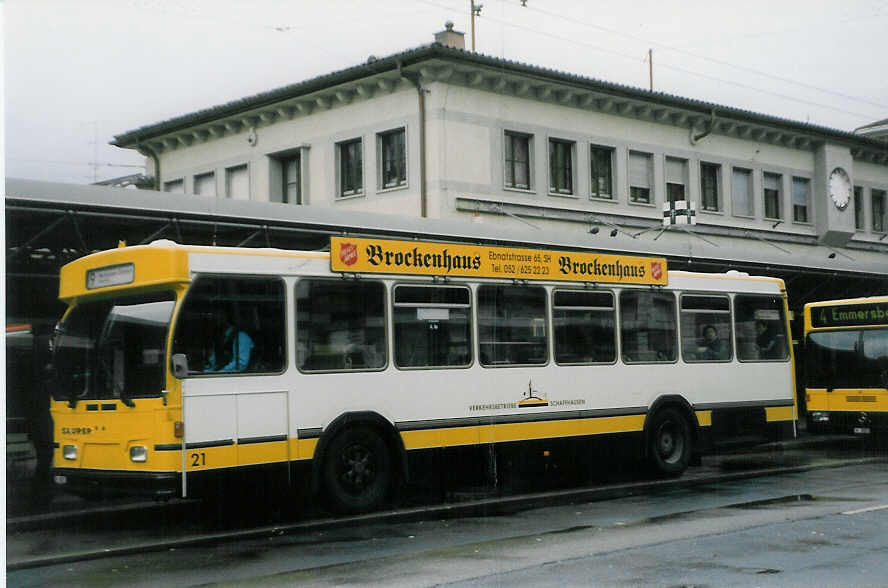 (027'922) - VBSH Schaffhausen - Nr. 21/SH 38'021 - Saurer/Hess am 16. November 1998 beim Bahnhof Schaffhausen