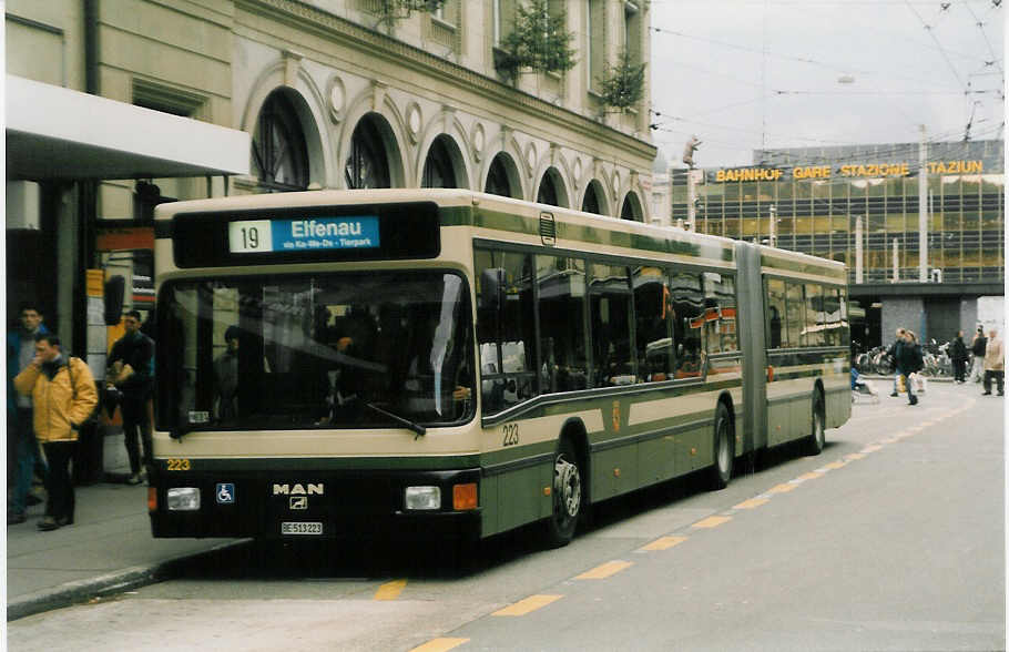 (028'307) - SVB Bern - Nr. 223/BE 513'223 - MAN am 19. Dezember 1998 beim Bahnhof Bern