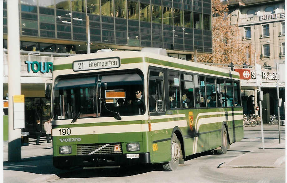 (028'413) - SVB Bern - Nr. 190/BE 451'190 - Volvo/R&J am 29. Dezember 1998 beim Bahnhof Bern