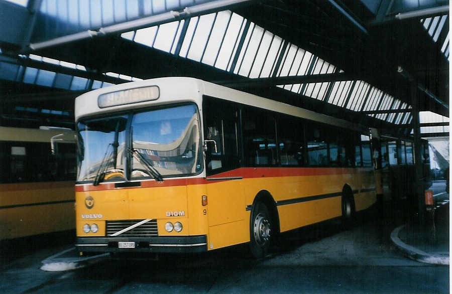 (028'421) - Steiner, Ortschwaben - Nr. 9/BE 257'095 - Volvo/Lauber am 29. Dezember 1998 in Bern, Postautostation