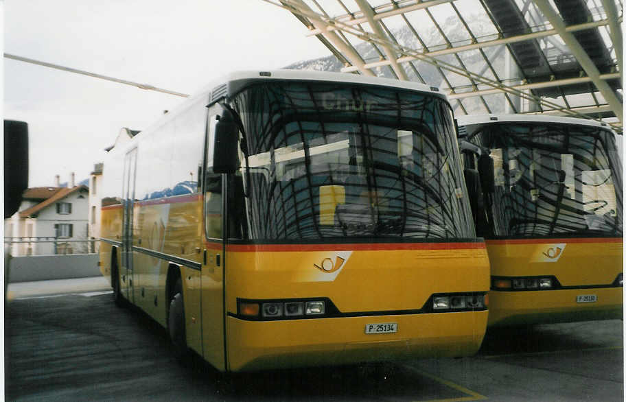 (028'620) - PTT-Regie - P 25'134 - Neoplan am 1. Januar 1999 in Chur, Postautostation