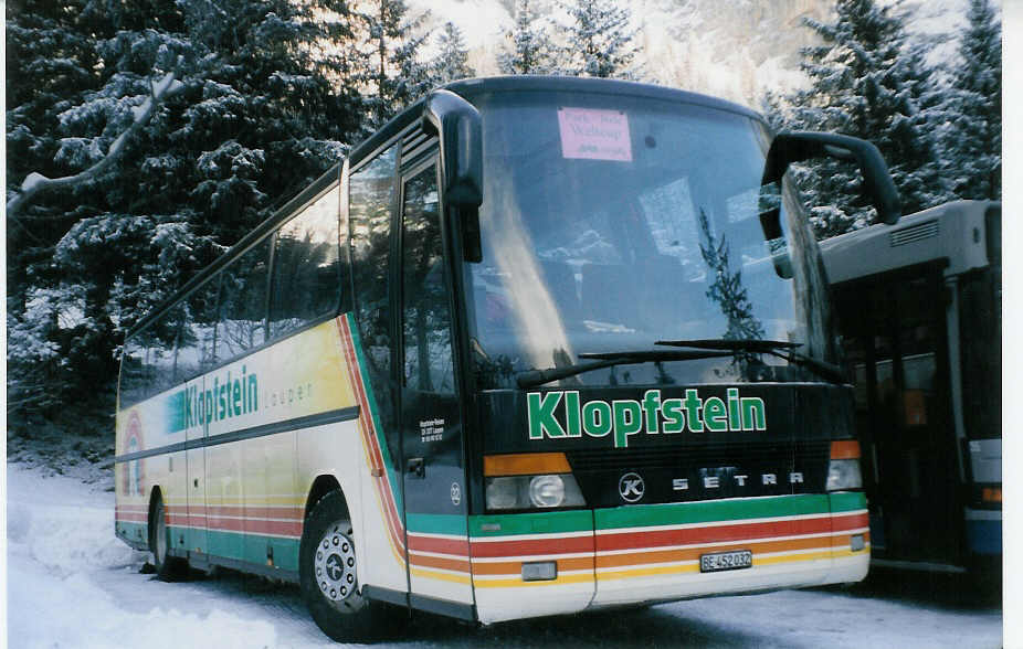 (029'029) - Klopfstein, Laupen - Nr. 32/BE 452'032 - Setra am 12. Januar 1999 in Adelboden, Unter dem Birg