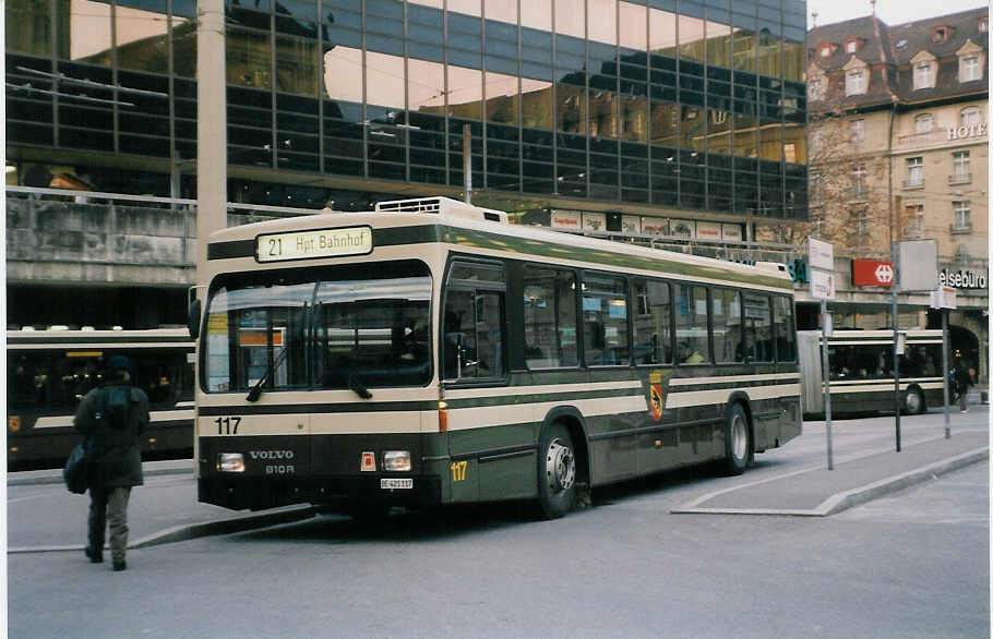 (029'221) - SVB Bern - Nr. 117/BE 421'117 - Volvo/R&J am 1. Februar 1999 beim Bahnhof Bern