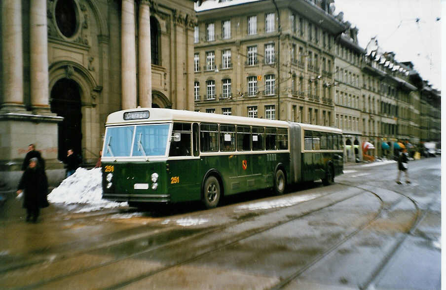 (029'435) - SVB Bern - Nr. 251/BE 113'251 - FBW/SWS-R&J am 24. Februar 1999 beim Bahnhof Bern