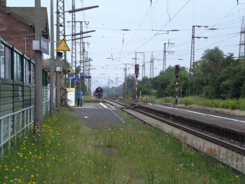 03 1010 in H�he der Autounterf�hrung vor dem Bahnhof Weiterstadt