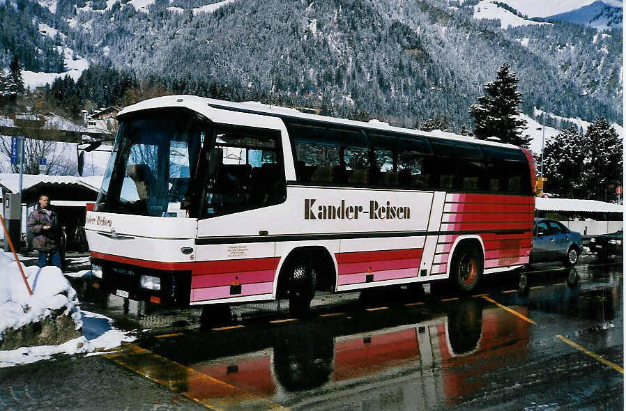 (030'013) - Kander-Reisen, Frutigen - Nr. 6/BE 59'817 - Neoplan am 7. Mrz 1999 beim Bahnhof Frutigen