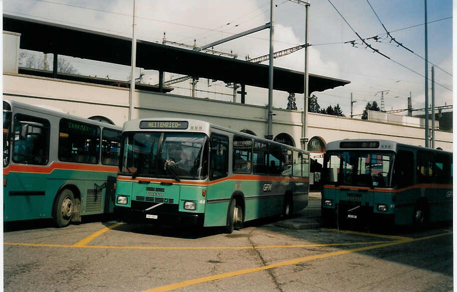 (030'533) - GFM Fribourg - Nr. 45/FR 354 - Volvo/R&J am 3. April 1999 beim Bahnhof Fribourg