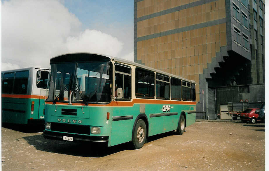 (030'536) - GFM Fribourg - Nr. 4/FR 464 - Volvo/Hess am 3. April 1999 in Fribourg, Garage