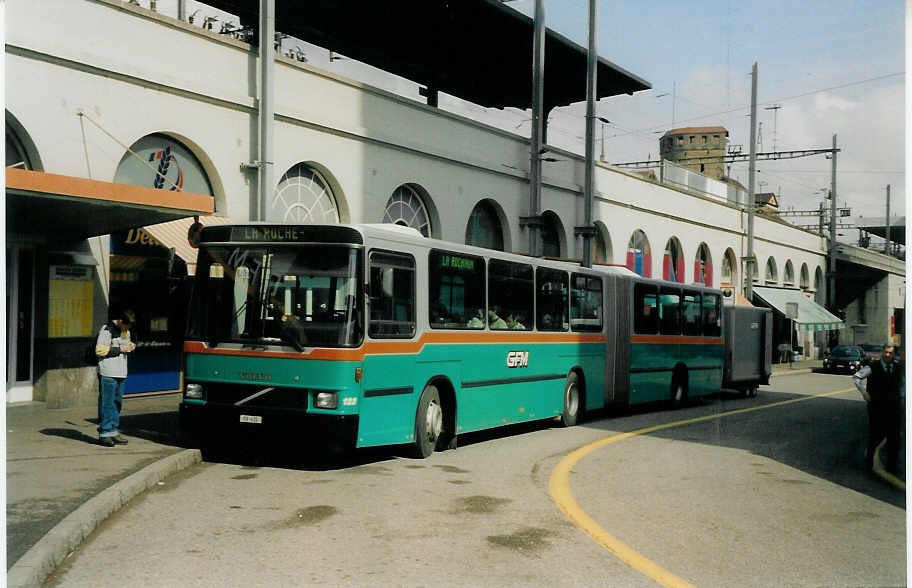 (030'606) - GFM Fribourg - Nr. 123/FR 415 - Volvo/Hess am 3. April 1999 beim Bahnhof Fribourg