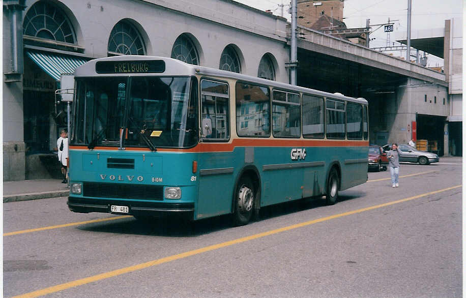 (030'711) - GFM Fribourg - Nr. 81/FR 481 - Volvo/Hess am 3. April 1999 beim Bahnhof Fribourg