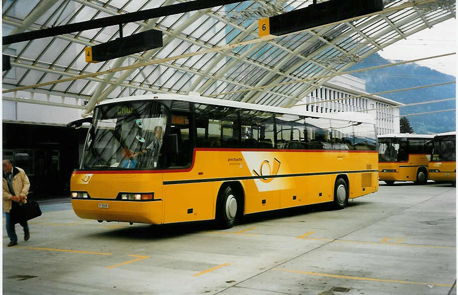 (032'735) - PTT-Regie - P 25'119 - Neoplan am 27. Juni 1999 in Chur, Postautostation