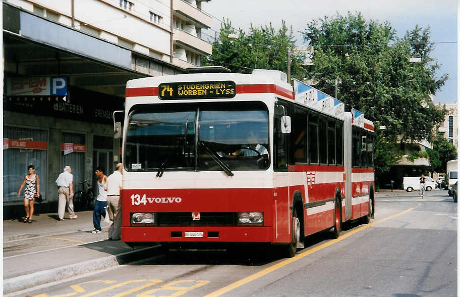 (033'126) - VB Biel - Nr. 134/BE 446'134 - Volvo/R&J am 5. Juli 1999 beim Bahnhof Biel