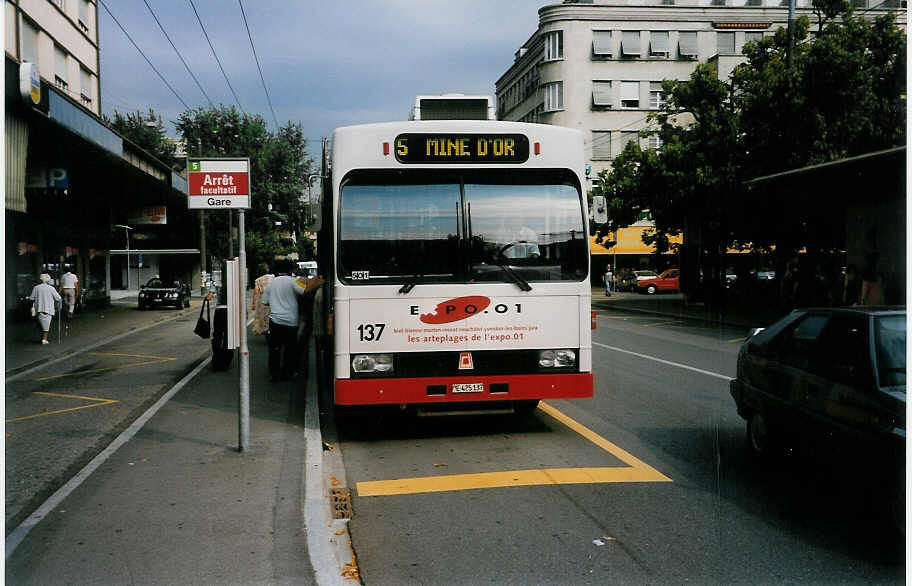 (033'131) - VB Biel - Nr. 137/BE 425'137 - Volvo/R&J am 5. Juli 1999 beim Bahnhof Biel