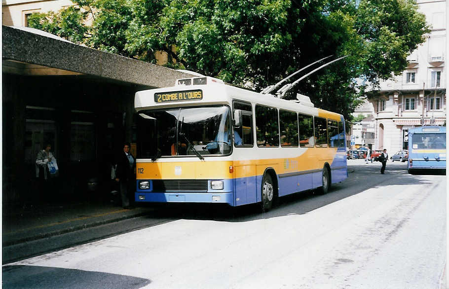 (033'335) - TC La Chaux-de-Fonds - Nr. 112 - NAW/Hess Trolleybus am 6. Juli 1999 beim Bahnhof La Chaux-de-Fonds