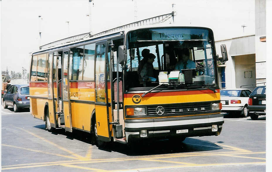 (033'908) - PTT-Regie - P 25'031 - Setra am 8. Juli 1999 beim Bahnhof Yverdon