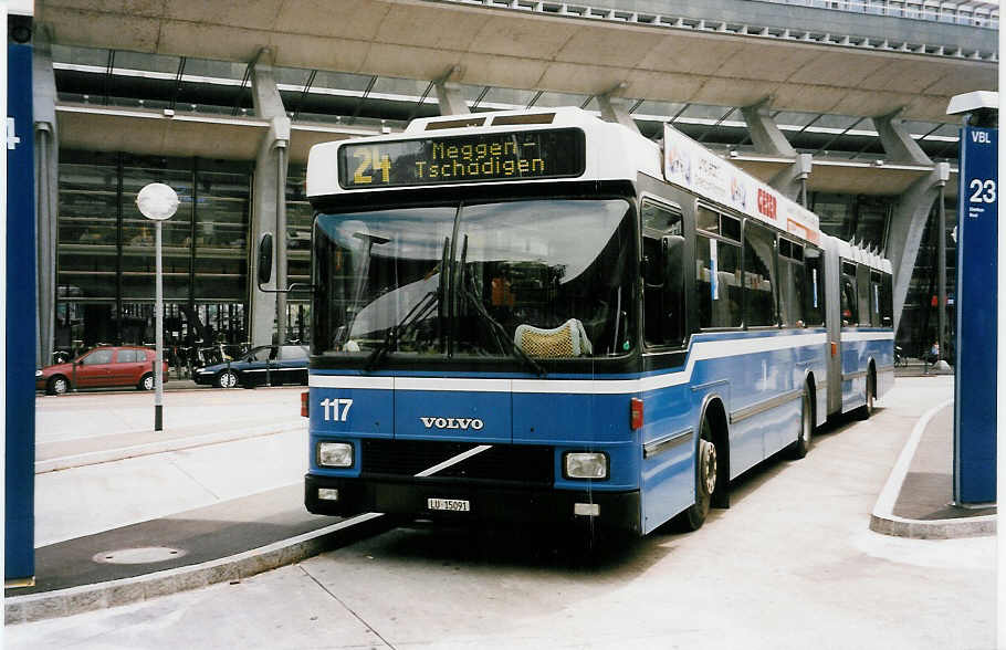 (034'308) - VBL Luzern - Nr. 117/LU 15'091 - Volvo/Hess am 13. Juli 1999 beim Bahnhof Luzern