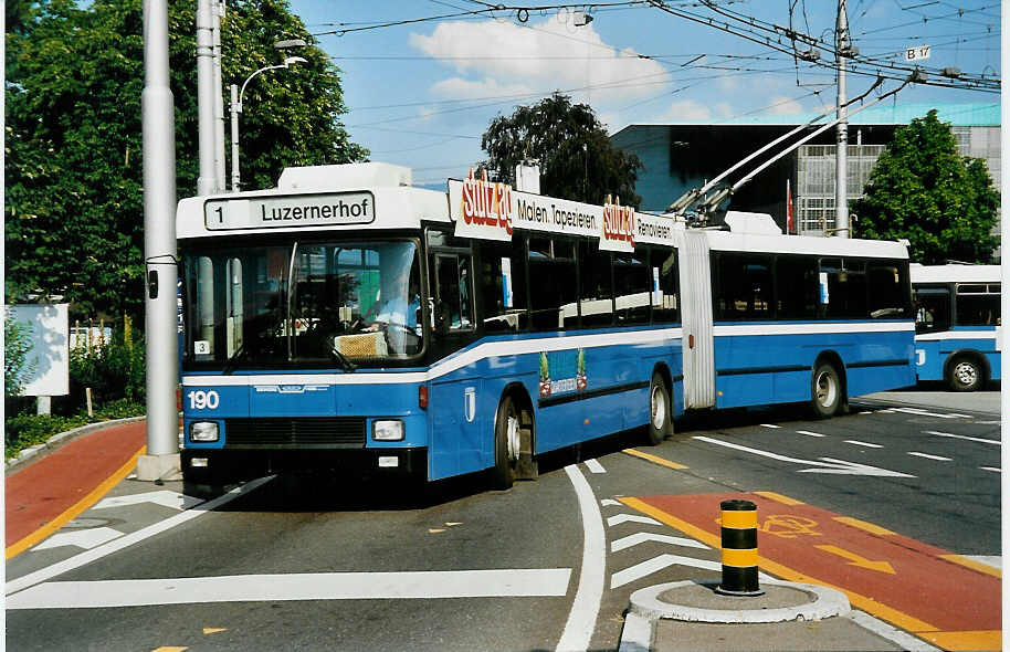 (034'929) - VBL Luzern - Nr. 190 - NAW/Hess Gelenktrolleybus am 26. Juli 1999 beim Bahnhof Luzern