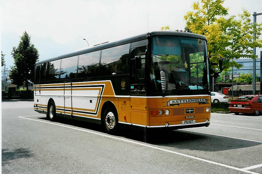 (035'014) - Kettlewells, Retford - P6 KET - Van Hool/Scania am 3. August 1999 in Thun, Seestrasse