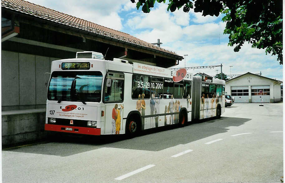 (035'204) - VB Biel - Nr. 137/BE 425'137 - Volvo/R&J am 8. August 1999 beim Bahnhof Saignelgier