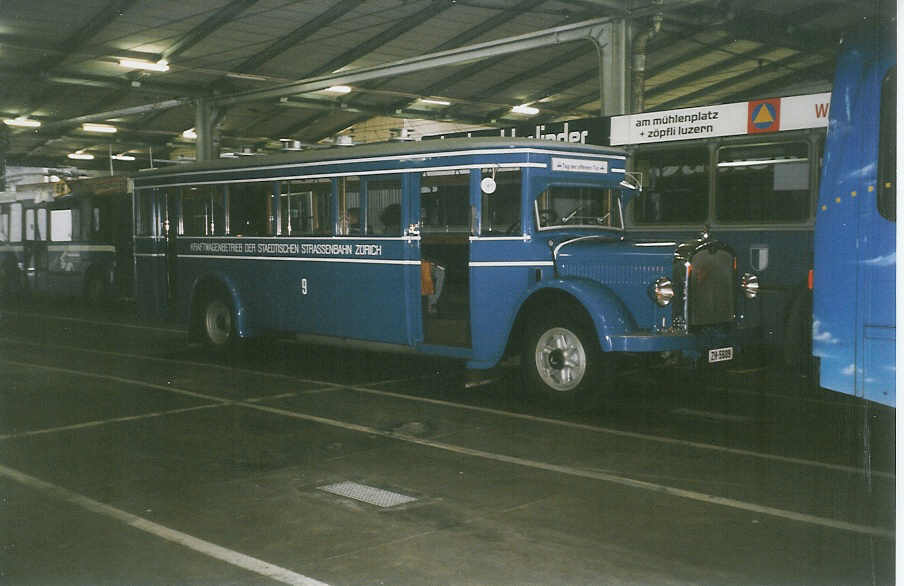 (035'810) - VBZ Zrich - Nr. 9/ZH 5609 - Saurer/SWS (ex Bamert, Wollerau; ex BBA Aarau Nr. 1; ex VBZ Zrich Nr. 209; ex VBZ Zrich Nr. 9) am 28. August 1999 in Luzern, Depot VBL