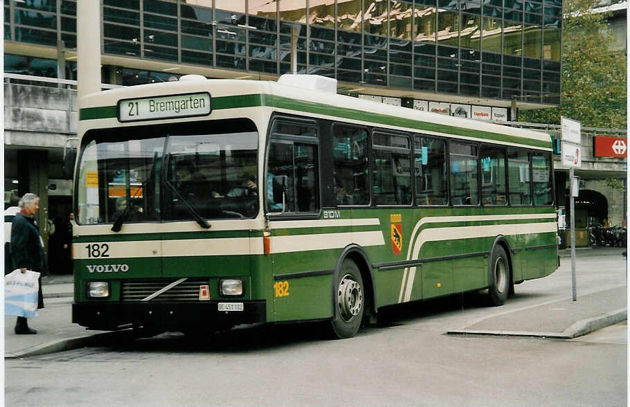 (037'822) - SVB Bern - Nr. 182/BE 451'182 - Volvo/R&J am 25. November 1999 beim Bahnhof Bern