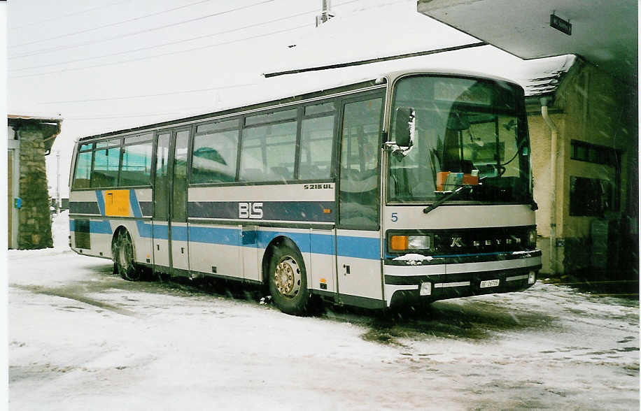 (038'112) - AFA Adelboden - Nr. 5/BE 26'705 - Setra (ex Nr. 25) am 28. Dezember 1999 beim Bahnhof Frutigen