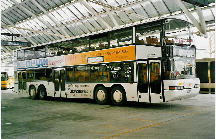 (038'432) - PTT-Regie - P 27'815 - Neoplan (ex Lbeck-Travemnde-Verkehrsgesellschaft Nr. 55) am 1. Januar 2000 in Chur, Postautostation