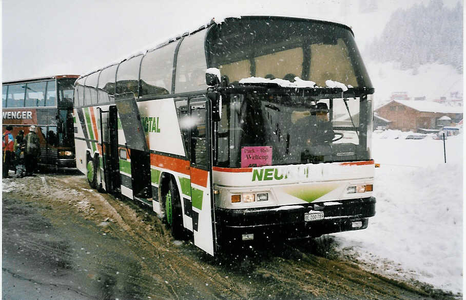 (039'204) - Neukomm, Horboden - BE 200'789 - Neoplan am 20. Februar 2000 in Adelboden, Kreuzweg