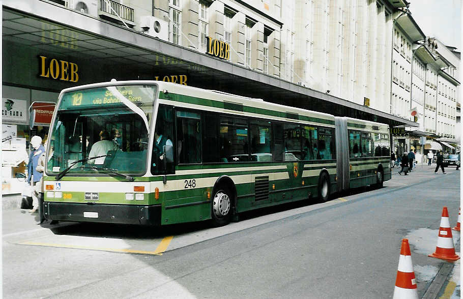 (039'727) - SVB Bern - Nr. 248/BE 518'248 - Van Hool am 14. Mrz 2000 beim Bahnhof Bern