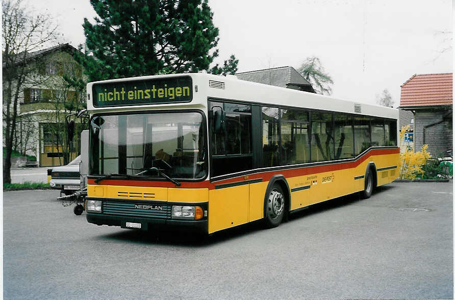 (040'411) - Engeloch, Riggisberg - Nr. 8/BE 13'188 - Neoplan (ex Nr. 5) am 23. April 2000 in Riggisberg, Garage