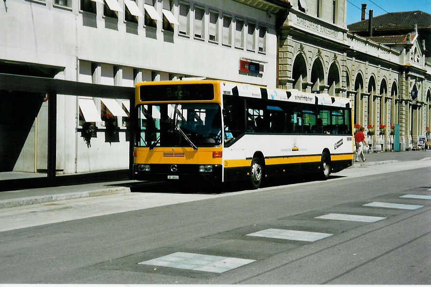 (041'408) - VBSH Schaffhausen - Nr. 26/SH 38'026 - Mercedes am 19. Juni 2000 beim Bahnhof Schaffhausen