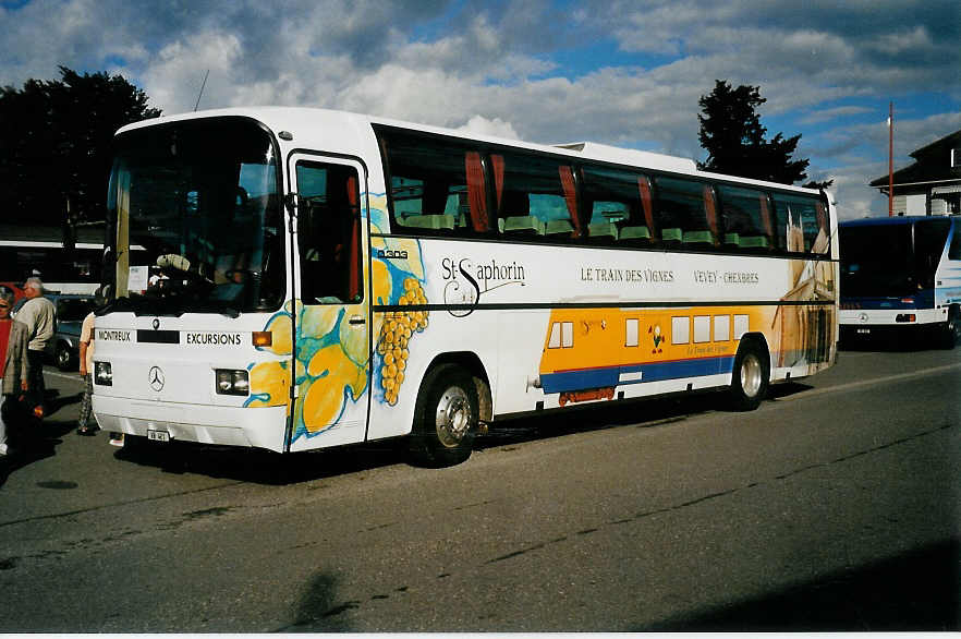 (041'630) - MOB Montreux - VD 421 - Mercedes am 5. Juli 2000 beim Bahnhof Thun