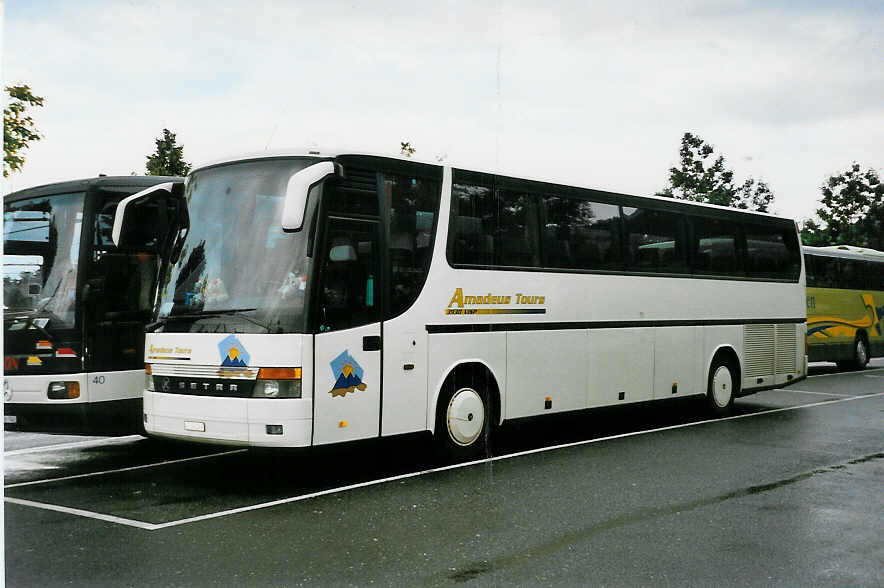 (042'002) - Amadeus, Visp - VS 196'299 - Setra am 15. Juli 2000 in Thun, Seestrasse