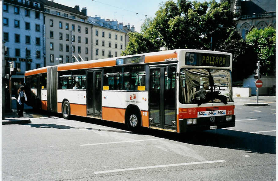 (042'115) - TPG Genve - Nr. 212/GE 96'664 - Mercedes am 19. Juli 2000 beim Bahnhof Genve