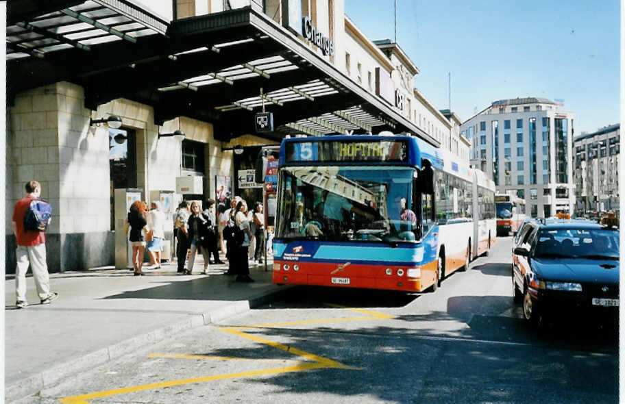 (042'120) - TPG Genve - Nr. 301/GE 96'487 - Volvo am 19. Juli 2000 beim Bahnhof Genve