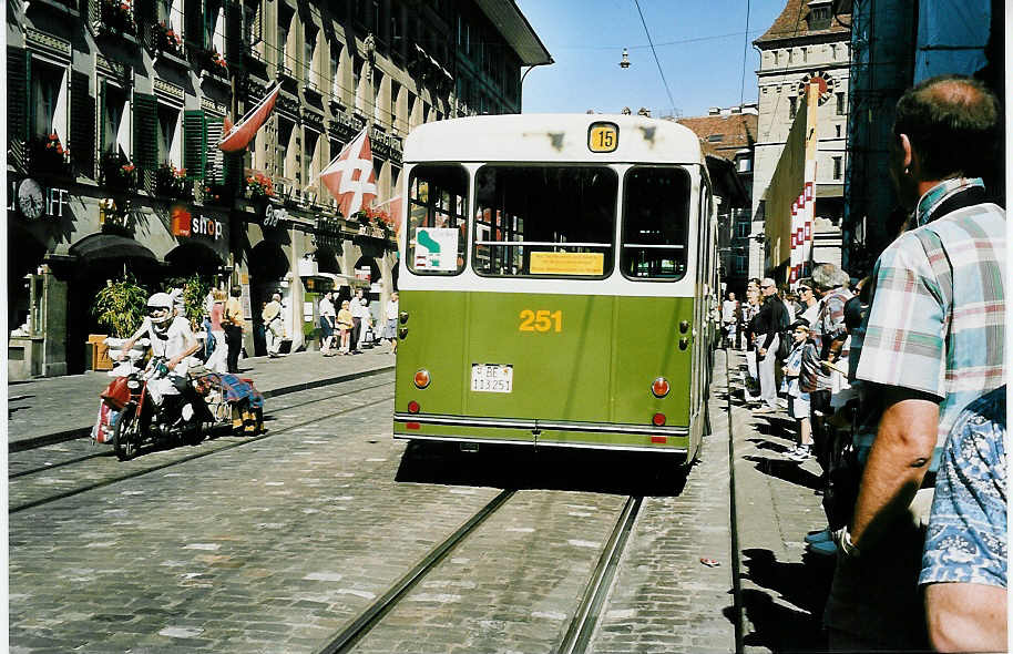 (042'504) - SVB Bern - Nr. 251/BE 113'251 - FBW/SWS-R&J am 12. August 2000 in Bern, Brenplatz
