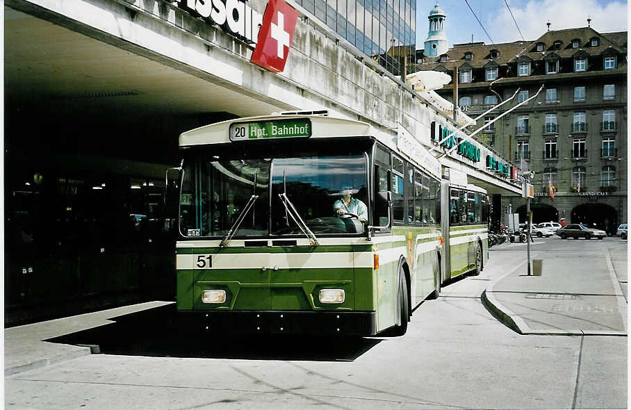 (043'013) - SVB Bern - Nr. 51 - FBW/Gangloff Gelenktrolleybus am 1. September 2000 beim Bahnhof Bern