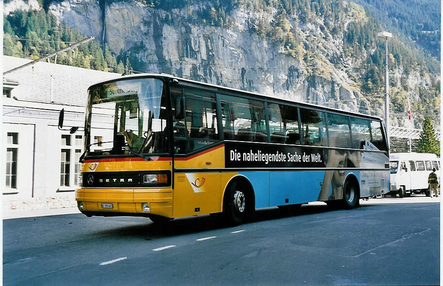 (043'419) - Schmocker, Stechelberg - Nr. 2/BE 393'401 - Setra (ex P 25'045) am 8. Oktober 2000 beim Bahnhof Lauterbrunnen