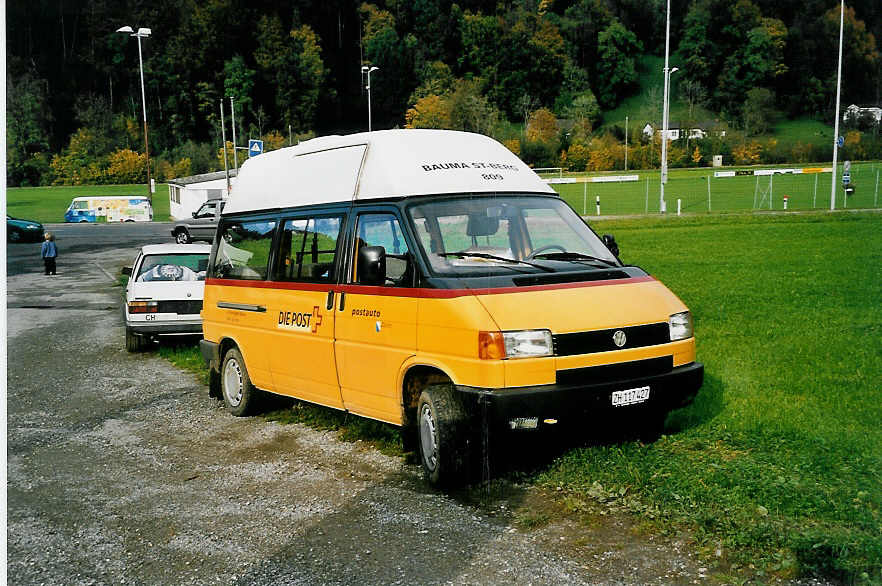 (043'529) - Leutenegger, Bauma - ZH 117'427 - VW am 17. Oktober 2000 in Bauma