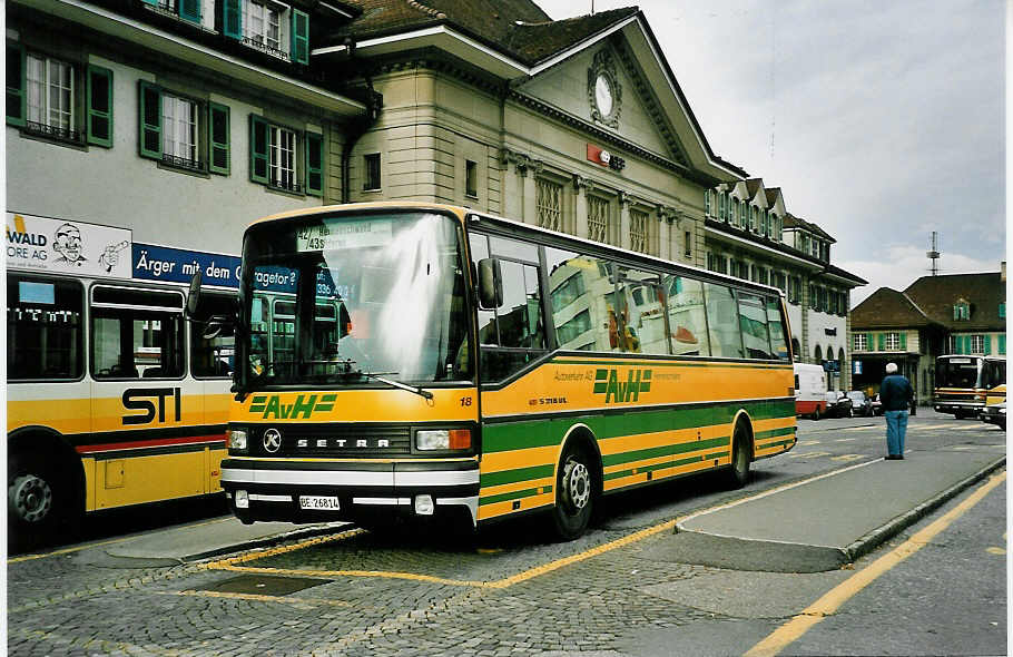 (043'727) - STI Thun - Nr. 18/BE 26'814 - Setra (ex AvH Heimenschwand Nr. 1) am 6. November 2000 beim Bahnhof Thun